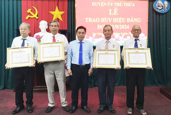 Huyện Thủ Thừa trao Huy hiệu Đảng đợt 02/9 Huyện Thủ Thừa trao Huy hiệu Đảng đợt 02/9