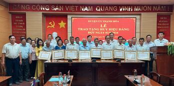 Huyện Thạnh Hóa trao Huy hiệu Đảng dịp 02/9 Huyện Thạnh Hóa trao Huy hiệu Đảng dịp 02/9