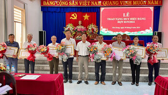 Huyện Tân Hưng trao Huy hiệu Đảng đợt 02/9 Huyện Tân Hưng trao Huy hiệu Đảng đợt 02/9