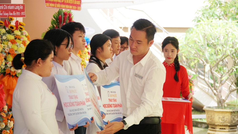 Nha Khoa An Phước tài trợ 100% học phí cho 13 học sinh khó khăn tại Trường THPT Chuyên Trần Văn Giàu
