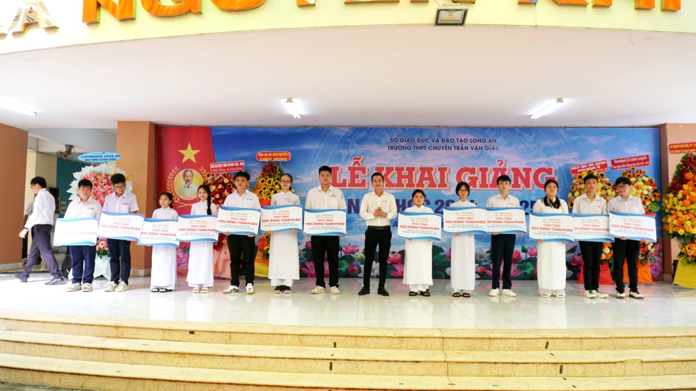 Nha Khoa An Phước tài trợ 100% học phí cho 13 học sinh khó khăn tại Trường THPT Chuyên Trần Văn Giàu