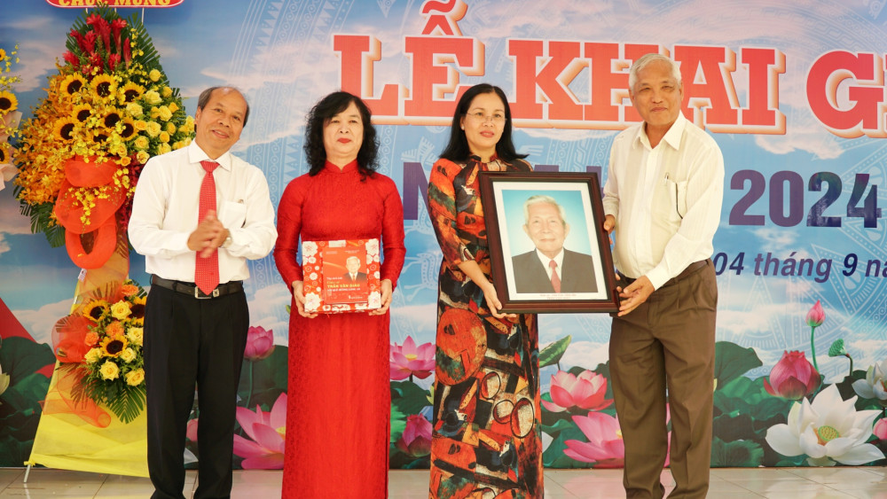 Nha Khoa An Phước tài trợ 100% học phí cho 13 học sinh khó khăn tại Trường THPT Chuyên Trần Văn Giàu