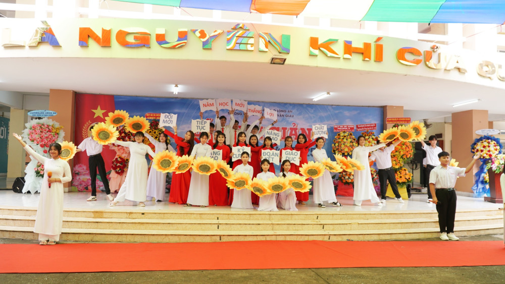 Nha Khoa An Phước tài trợ 100% học phí cho 13 học sinh khó khăn tại Trường THPT Chuyên Trần Văn Giàu