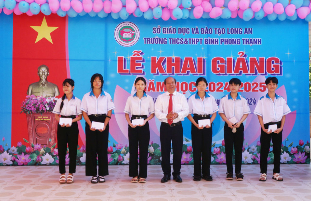 Trưởng ban Tuyên giáo Tỉnh ủy – Hoàng Đình Cán dự khai giảng tại Trường THCS&THPT Bình Phong Thạnh