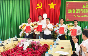 Huyện Thủ Thừa công bố các quyết định về công tác cán bộ Huyện Thủ Thừa công bố các quyết định về công tác cán bộ