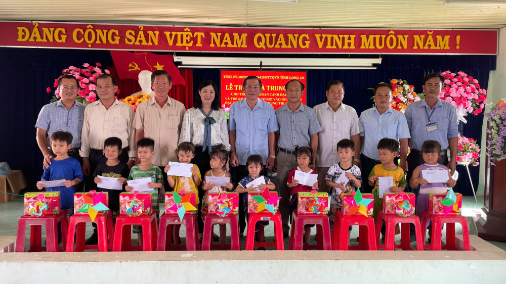 Tặng quà trung thu cho trẻ em huyện Tân Hưng