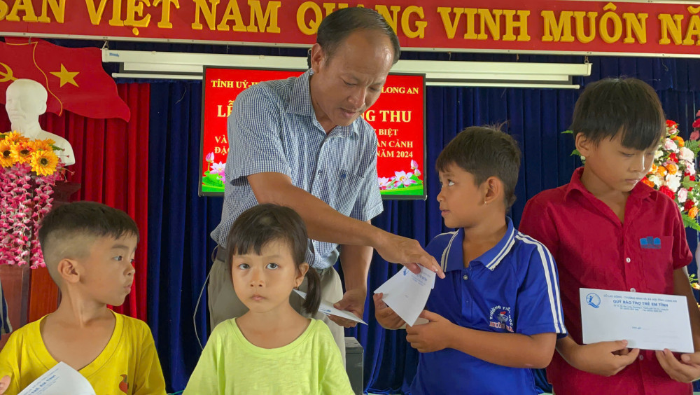 Tặng quà trung thu cho trẻ em huyện Tân Hưng