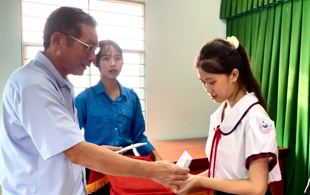 Tặng quà trung thu cho trẻ em huyện Tân Hưng
