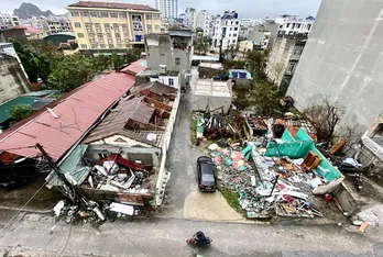 Mưa lớn kéo dài, sạt lở đất và lũ lụt nghiêm trọng tại Yên Bái Mưa bão, sạt lở đất làm 336 người chết và mất tích, hơn 200.000 nhà dân thiệt hại, ngập lụt