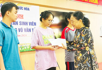 Đức Hòa: Trao học bổng cho tân sinh viên từ nguồn Quỹ học bổng Võ Văn Tần
