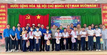 Ngày hội trăng rằm cho thiếu nhi tại thị xã Kiến Tường Ngày hội trăng rằm cho thiếu nhi tại thị xã Kiến Tường