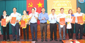 Thủ Thừa công bố các quyết định của Ban Thường vụ Tỉnh ủy về công tác cán bộ Thủ Thừa công bố các quyết định của Ban Thường vụ Tỉnh ủy về công tác cán bộ