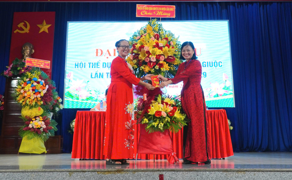 Bà Trần Thị Thúy được bầu giữ chức vụ Chủ tịch Hội Thể dục dưỡng sinh huyện Cần Giuộc