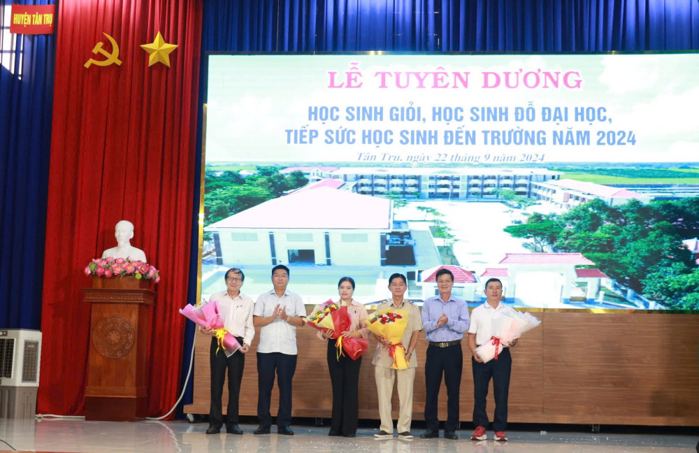 Tân Trụ: Tuyên dương học sinh giỏi, học sinh đỗ đại học, tiếp sức học sinh đến trường