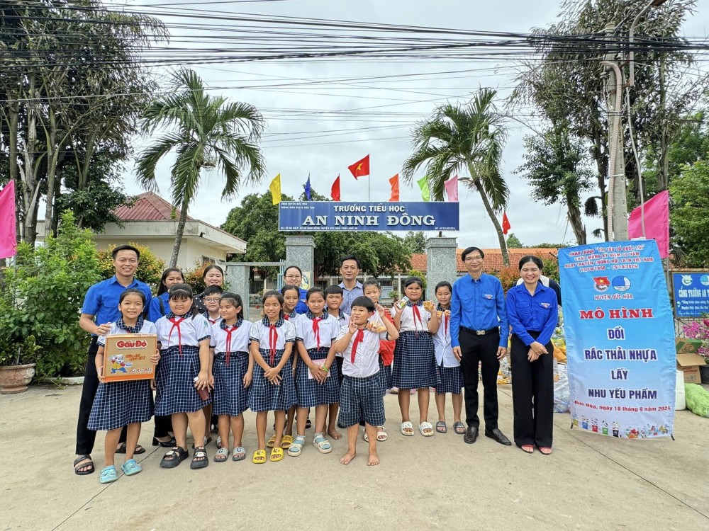 Đức Hòa: Học sinh tiểu học đổi rác thải nhựa lấy nhu yếu phẩm