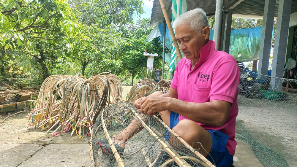 Lũ thấp, nghề 'ăn theo'... chật vật