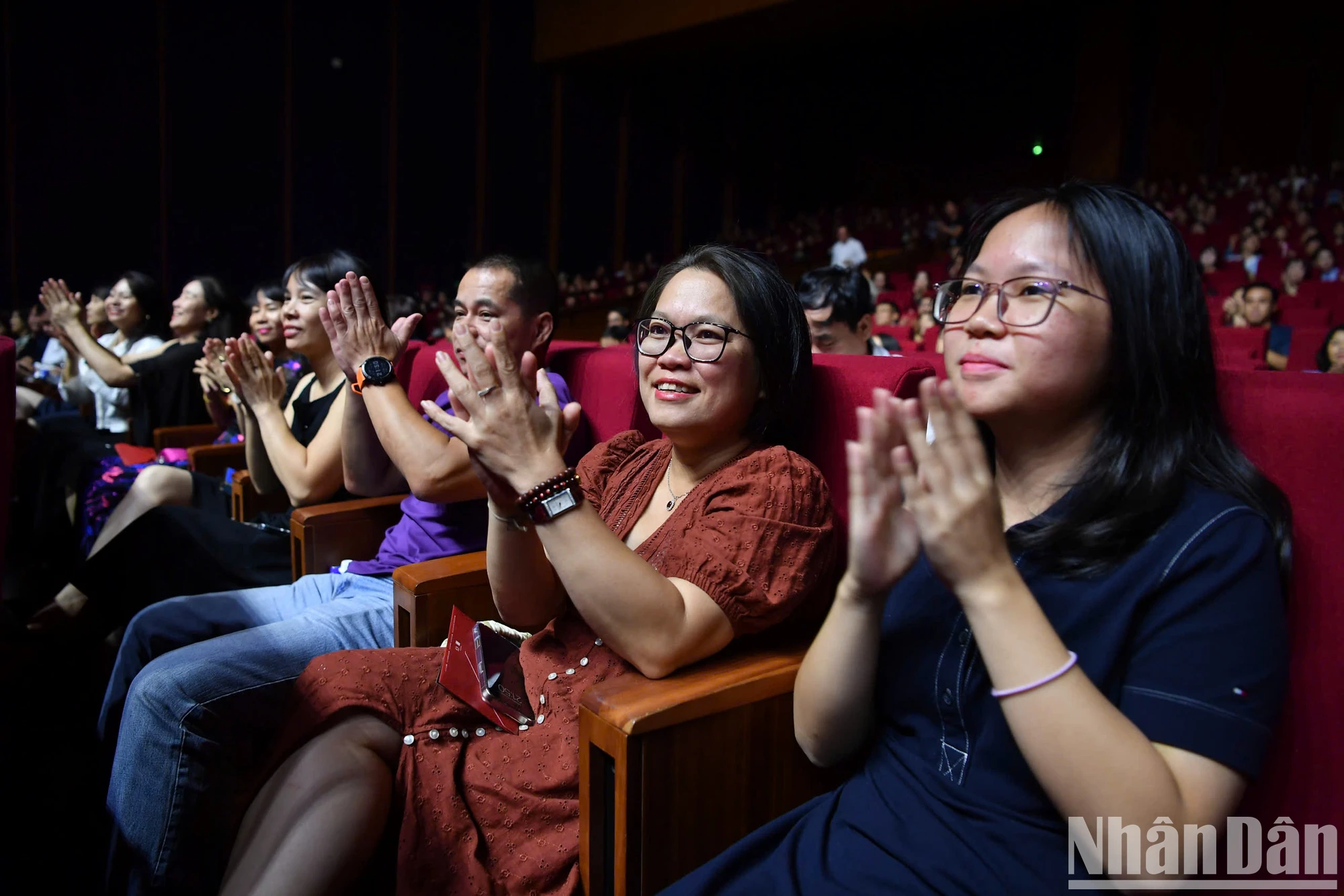 Văn hóa, phong cảnh Việt Nam đẹp ngỡ ngàng trong 'Bond Live in Việt Nam'