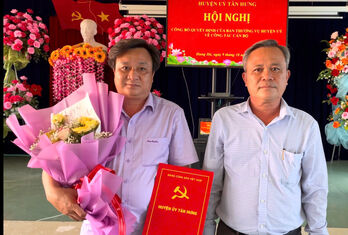 Tân Hưng công bố quyết định về công tác cán bộ Tân Hưng công bố quyết định về công tác cán bộ
