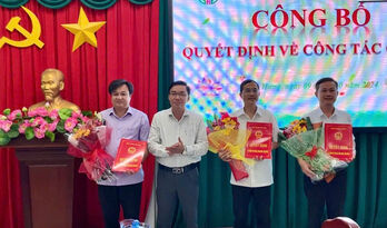 Tân Hưng công bố các quyết định về công tác cán bộ Tân Hưng công bố các quyết định về công tác cán bộ