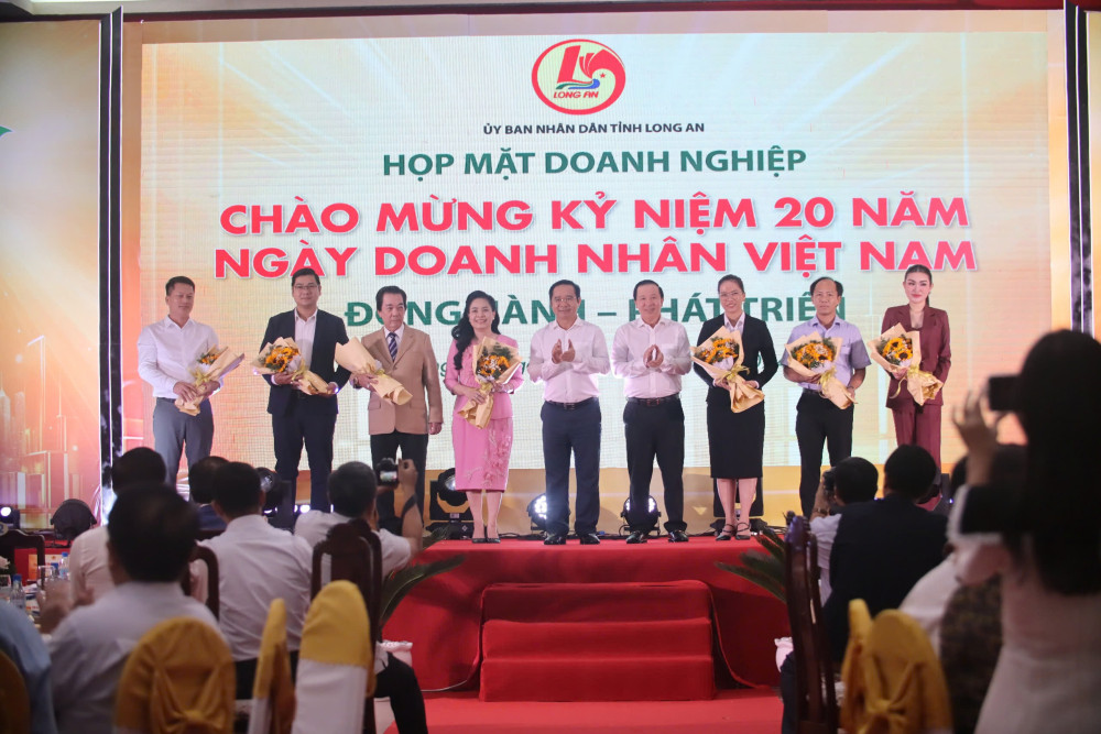 Bí thư Tỉnh ủy, Chủ tịch HĐND tỉnh - Nguyễn Văn Được và Phó Bí thư Tỉnh ủy, Chủ tịch UBND tỉnh - Nguyễn Văn Út tặng hoa cho các doanh nghiệp có đóng góp cho đồng bào bị ảnh hưởng bão số 3