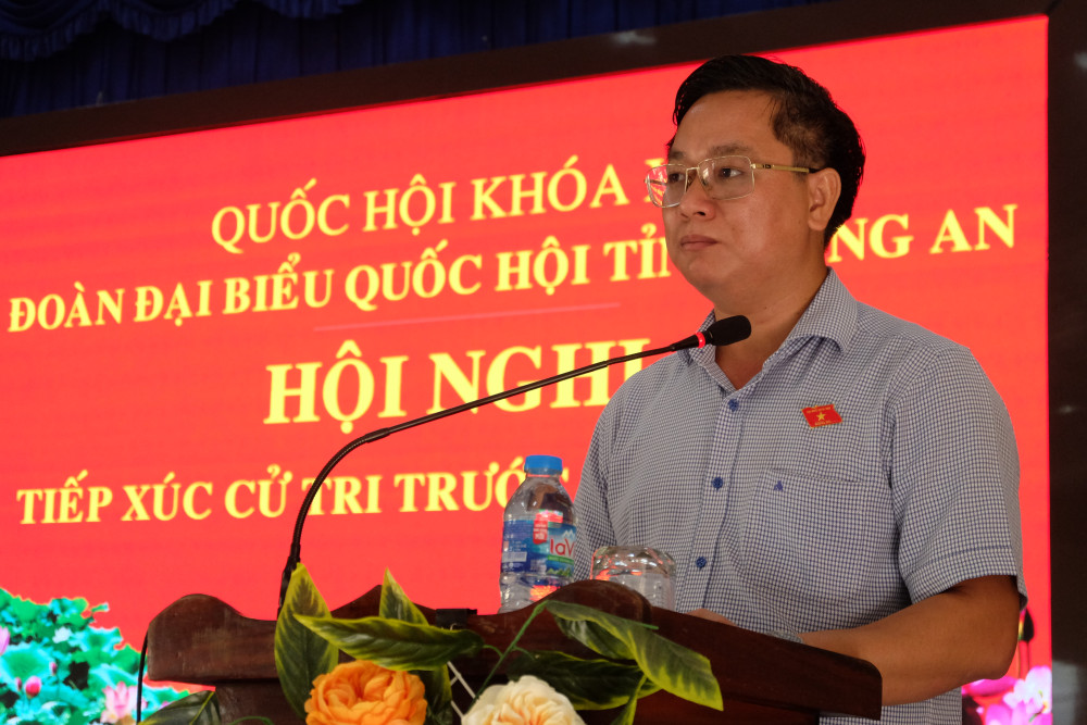 Phó Chủ tịch Hội Nông dân tỉnh - Trần Quốc Quân báo cáo tại cuộc tiếp xúc