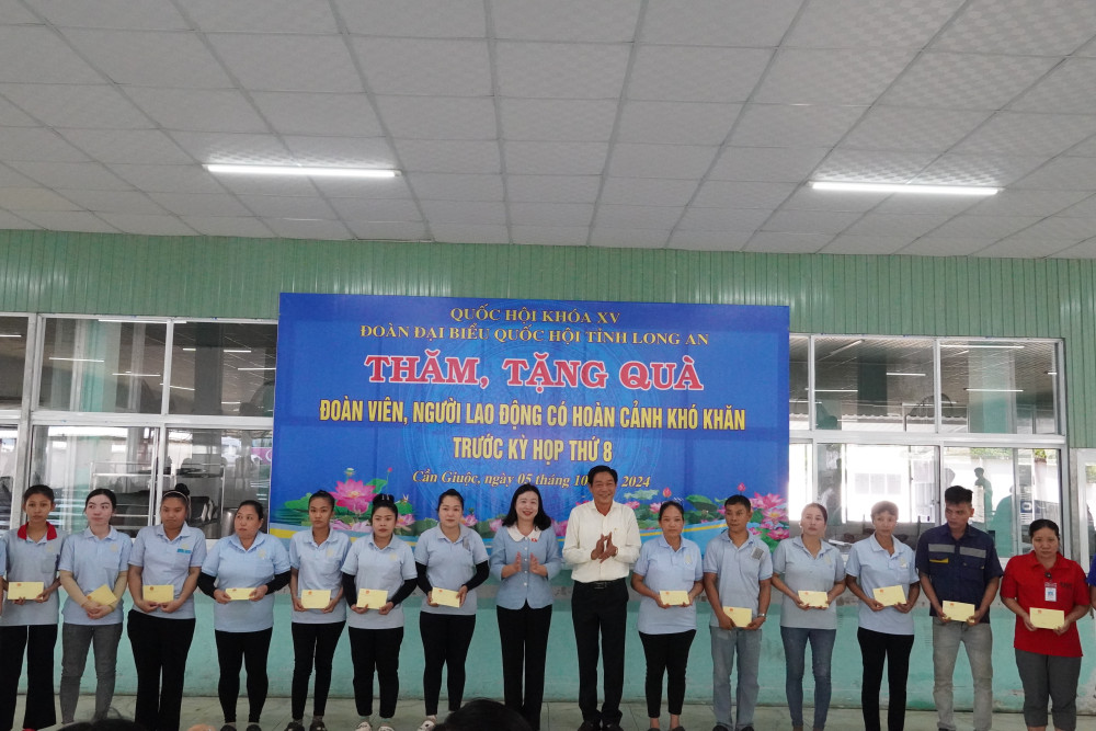 Chăm lo cho công nhân, lao động Công nhân, lao động được quan tâm, tặng quà