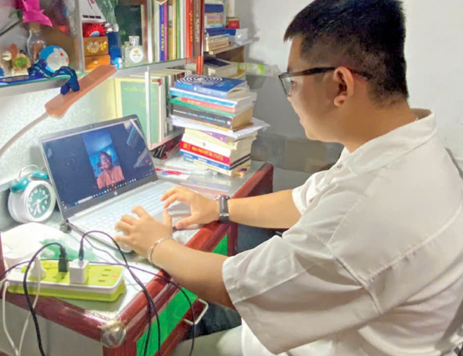 Em Phan Duy Tân (thị trấn Vĩnh Hưng, huyện Vĩnh Hưng) dành thời gian mỗi ngày để gọi điện thoại với cha mẹ