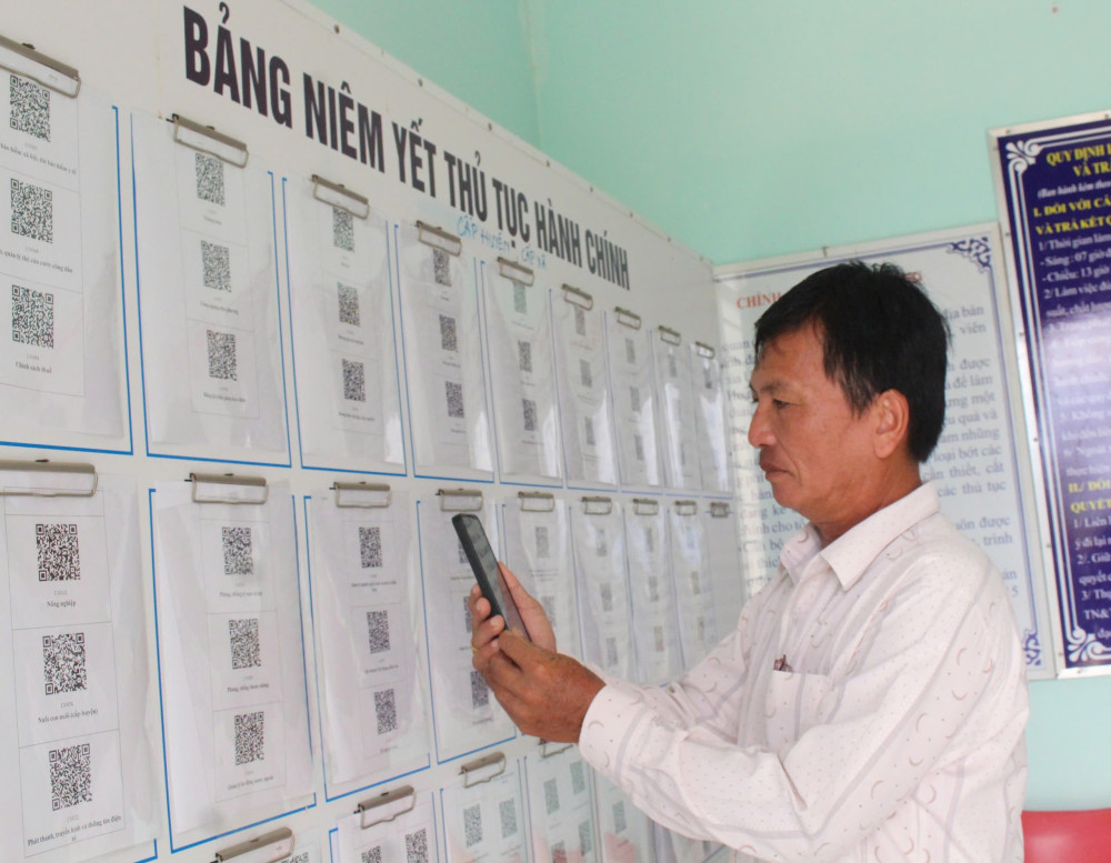 Người dân quét mã QR để tra cứu thủ tục hành chính