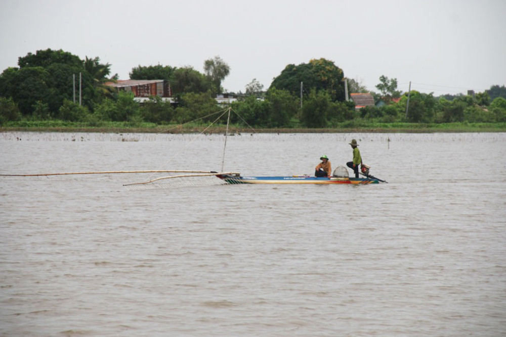 Nông dân ra đồng đánh bắt cá mùa lũ