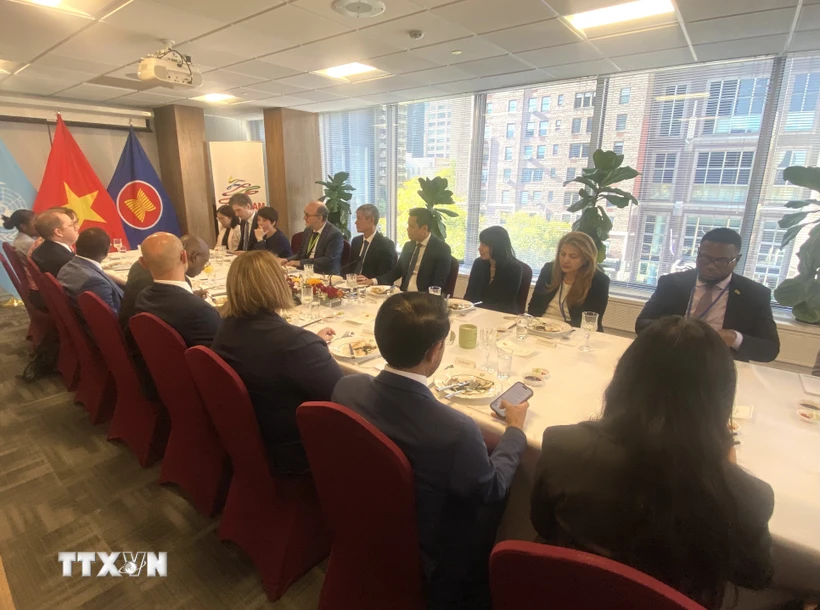 Việt Nam gặp mặt các nước sáng lập Nhóm Bạn bè UNCLOS Quang cảnh cuộc gặp mặt, làm việc tại trụ sở Phái đoàn Thường trực Việt Nam tại Liên hợp quốc. (Ảnh: Quang Huy/TTXVN)