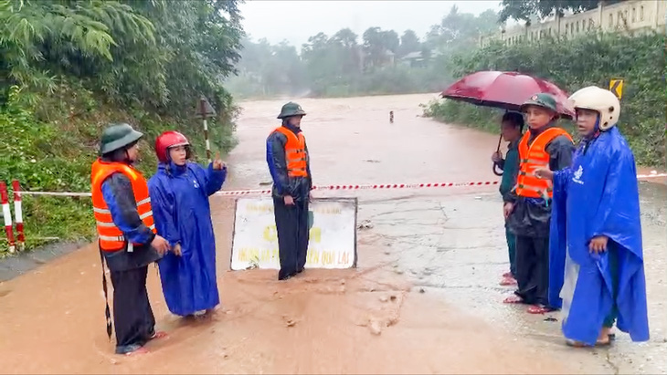 Thời tiết hôm nay 28/10: Nhiễu động suy yếu từ bão Trà Mi gây mưa to ở Trung Bộ Thời tiết hôm nay 28/10: Nhiễu động suy yếu từ bão Trà Mi gây mưa to ở Trung Bộ