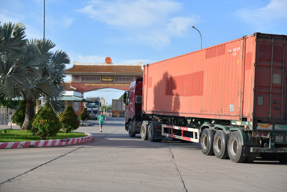 Nhộn nhịp nơi Cửa khẩu Quốc tế Bình Hiệp