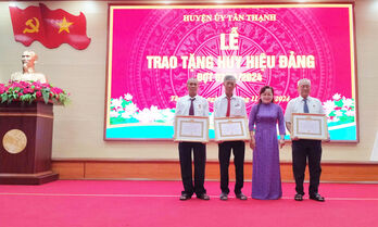 Tân Thạnh: Trao Huy hiệu Đảng cho 7 đảng viên đợt 07/11 Tân Thạnh: Trao Huy hiệu Đảng cho 7 đảng viên đợt 07/11