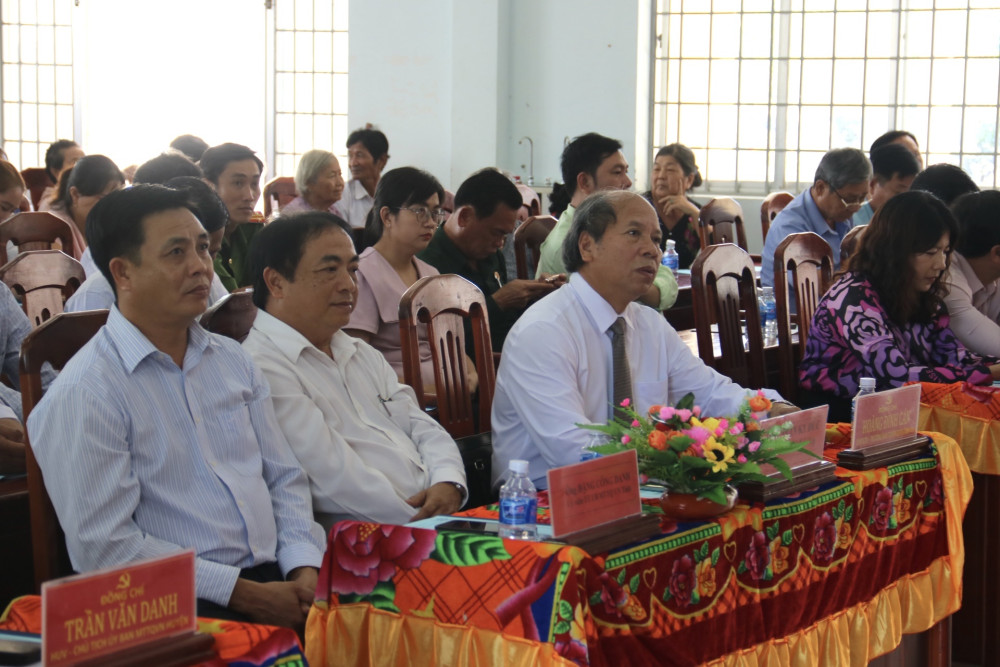 Trưởng ban Tuyên giáo Tỉnh ủy - Hoàng Đình Cán dự Ngày hội Đại đoàn kết toàn dân tộc tại ấp Gò Dồ Nhỏ, xã Bình Thạnh