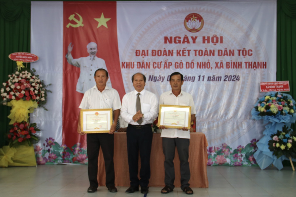 Trưởng ban Tuyên giáo Tỉnh ủy - Hoàng Đình Cán dự Ngày hội Đại đoàn kết toàn dân tộc tại ấp Gò Dồ Nhỏ, xã Bình Thạnh