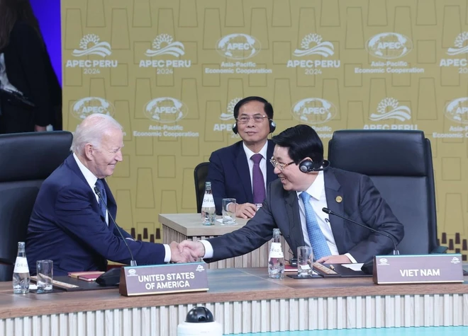 Chủ tịch nước Lương Cường: Châu Á - Thái Bình Dương cần “cùng tiến bước” với các khu vực khác Chủ tịch nước Lương Cường với Tổng thống Hoa Kỳ Joe Biden dự Đối thoại không chính thức giữa các nhà lãnh đạo APEC với khách mời. (Ảnh: Lâm Khánh/TTXVN)