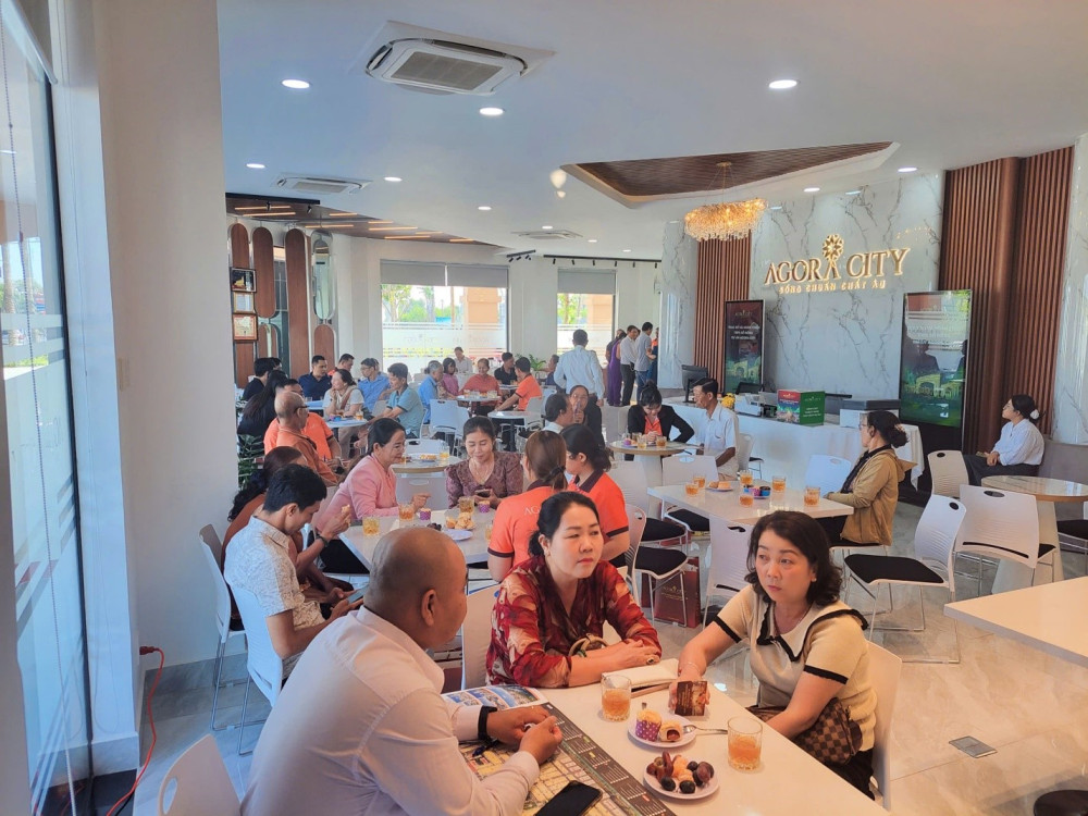 Đón sóng đầu tư bất động sản Long An với nền shophouse trung tâm hành chính Nhà đầu tư tìm kiếm cơ hội tại Thủ Thừa Long An. Hình ảnh tại Sales Gallery dự án Agora City trong một sáng cuối tuần