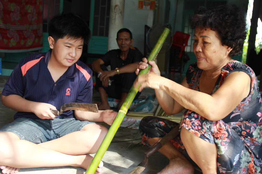 Đời đan đát Cô Phạm Thị Rí (ấp Bến Long, xã Tân Mỹ, huyện Đức Hòa) đang truyền nghề cho cháu nội