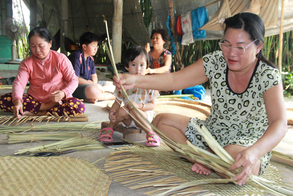 Đời đan đát Tổ đan đát mây tre của cô Phạm Thị Rí hiện có 15 thành viên