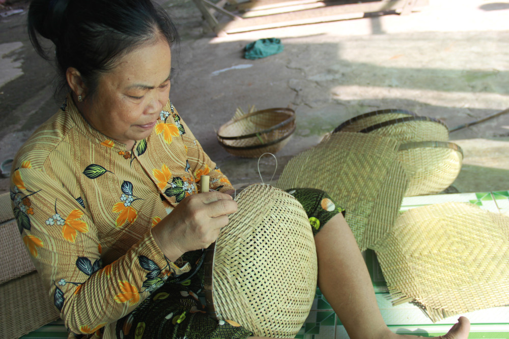 Đời đan đát Cô Nguyễn Thị Tuyết (ấp Bến Long, xã Tân Mỹ, huyện Đức Hòa) làm nghề đan rổ. Nếu sản phẩm hoàn thiện sẽ đắt tiền hơn bán mê