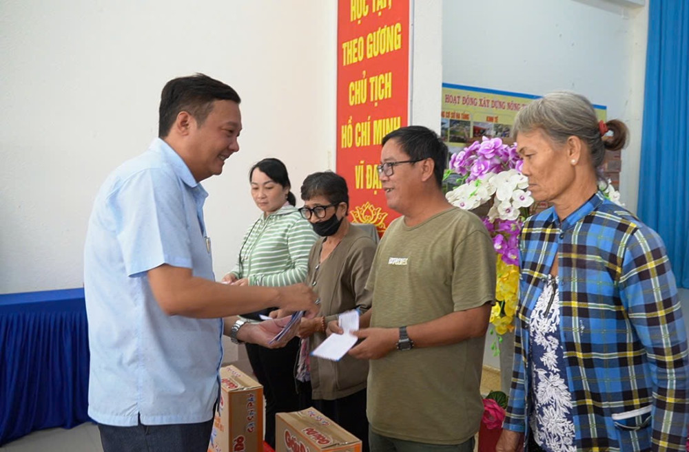 Trung tâm Trợ giúp pháp lý nhà nước TP.HCM thực hiện công tác xã hội tại huyện Tân Trụ