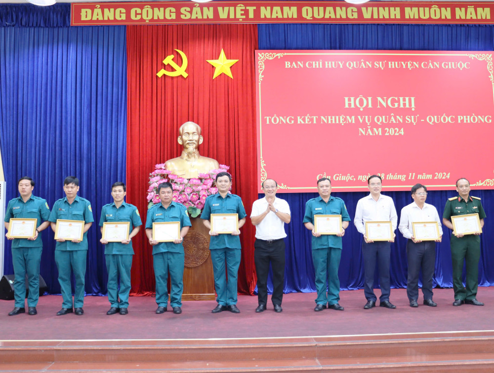 Cần Giuộc tổng kết nhiệm vụ Quân sự - Quốc phòng năm 2024