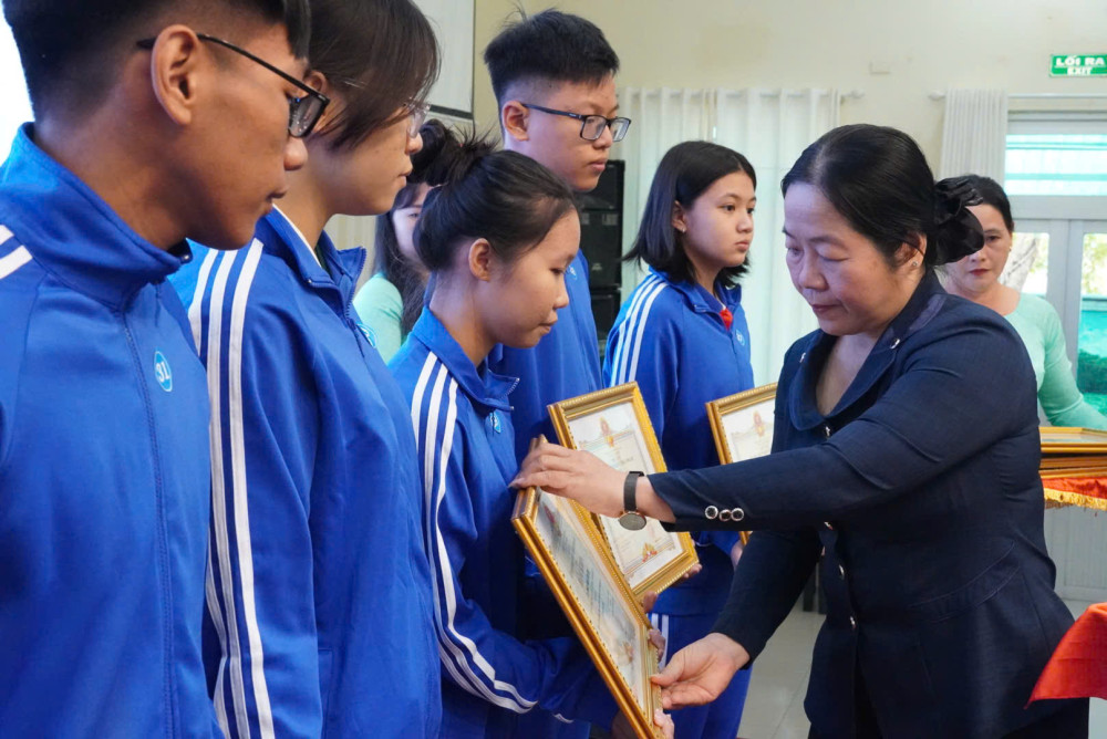 4 tập thể, 93 cá nhân nhận bằng khen của Chủ tịch UBND tỉnh