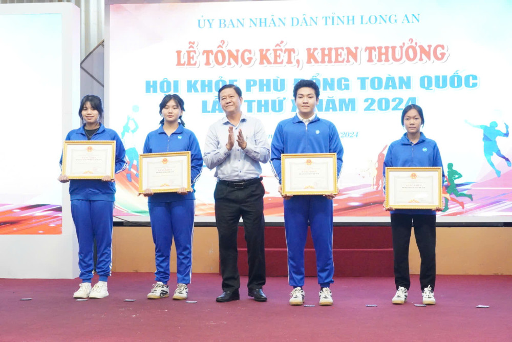 4 tập thể, 93 cá nhân nhận bằng khen của Chủ tịch UBND tỉnh