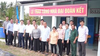 Tân Trụ: Trao 4 căn nhà Đại đoàn kết