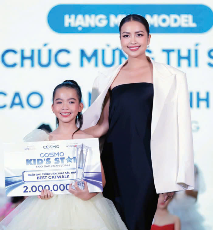 Bàn tay chai sạn của cha mẹ và ước mơ nghệ thuật của con Hoa hậu Hoàn vũ Việt Nam 2022 - Nguyễn Thị Ngọc Châu trao giải Best Catwalk cho em Cao Đặng Khánh Linh (phường 4, TP.Tân An)