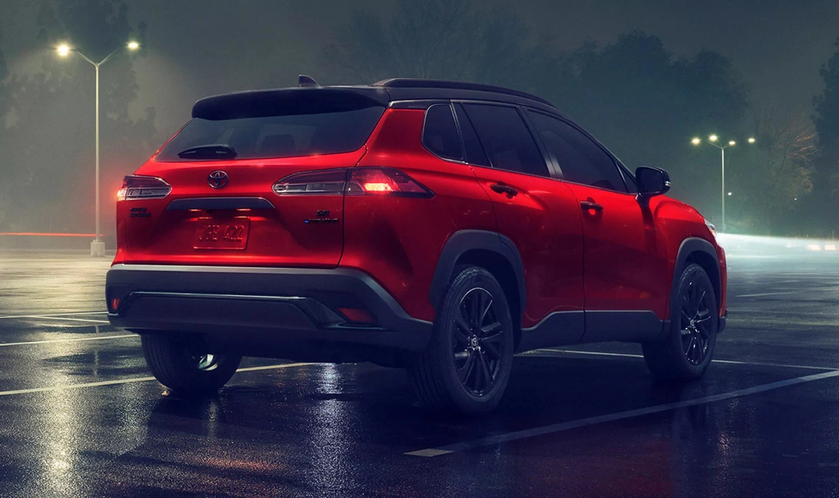 Màu sơn đỏ của Mazda có thể đứng độc lập hoặc kết hợp cùng giao diện trần đen tương phản trên Toyota Corolla Cross - Ảnh: Toyota