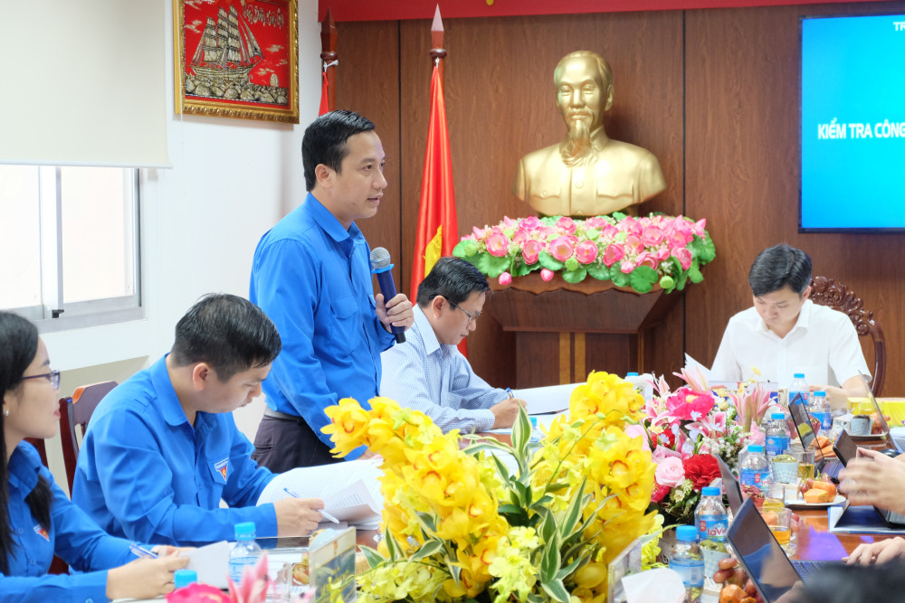 Bí thư Tỉnh Đoàn Long An - Trần Hải Phú báo cáo kết quả công tác Đoàn và phong trào thanh, thiếu nhi của tỉnh năm 2024. 
