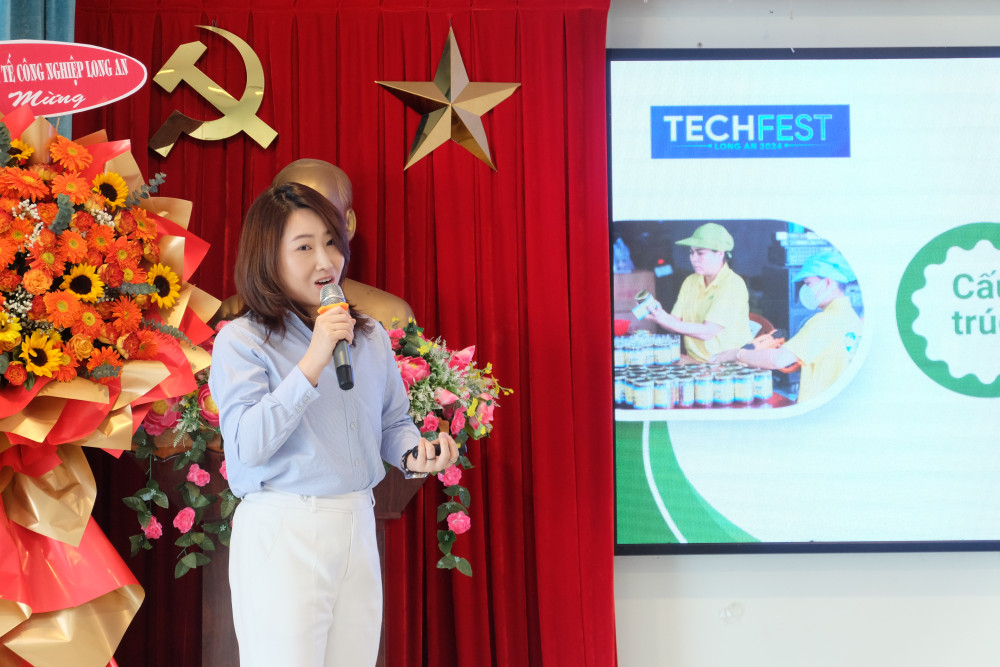 Diễn giả trình bày tham luận tại hội thảo