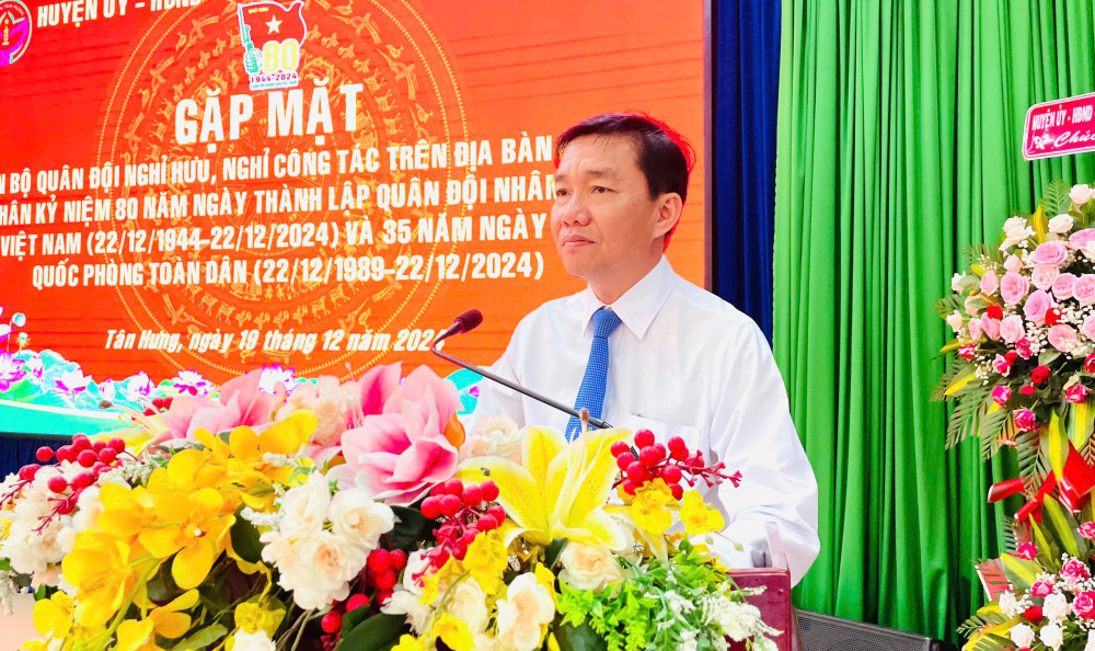 Tân Hưng: Gặp mặt cán bộ quân đội nghỉ hưu